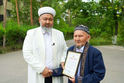 94-летний аксакал из Павлодара передумал ехать на Хадж и отдал сбережения на благотворительность