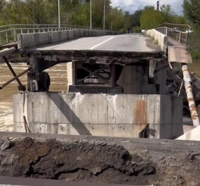 В Усть-Каменогорске обрушилась часть автомоста: введен режим ЧС  